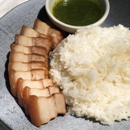 ข้าว หมูสามชั้นต้มซีอิ๊ว น้ำจิ้มซีฟู๊ดแซ่บ
