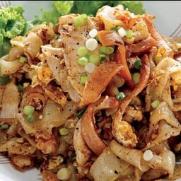 ก๋วยเตี๋ยวคั่วไก่ กระทะทองเหลือง หอยทอด ผัดไทย ตามสั่ง โดย อิ่ม คิทเช่น