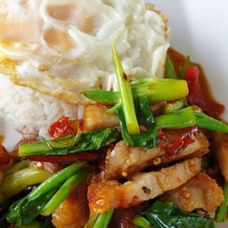 คะน้าหมูกรอบ +ไข่ดาว