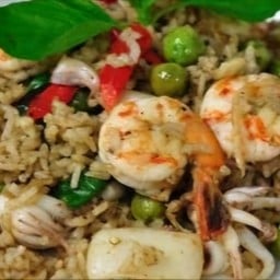 ข้าวผัดแกงเขียวหวานทะเลรวม กุ้ง หมึก (ข้าวผัดนะคะ)