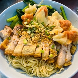 บะหมี่ เกี๊ยว หมูกรอบพิเศษ