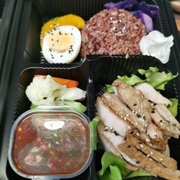 ข้าว 3 สี อกไก่นุ่มน้ำจิ้มแจ่ว