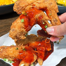 ปีกไก่ทอด ซอสสไปซี่