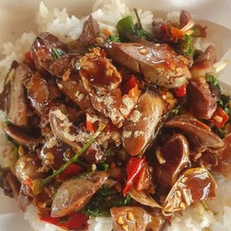 กระเพราเครื่องในไก่