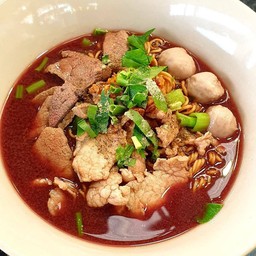 เส้นมาม่า หมู