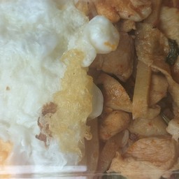 ข้าวกระเพราไก่ใส่หน่อไม้ไข่ดาว