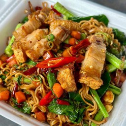 มาม่าผัดขี้เมาหมูกรอบ