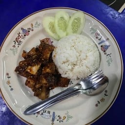 ข้าวหมูกรอบผัดนำ้พริกเผา