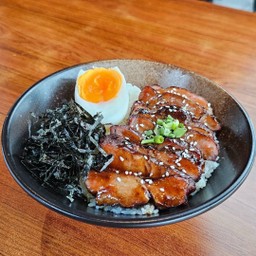 ข้าวด้งสันคอหมูย่างถ่าน ซอสทงคัตสึ