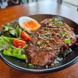 ข้าวด้ง สันคอหมูย่างถ่าน ซอสแจ่ว