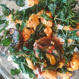 กระเพราไก่ไข่เยี่ยวม้า