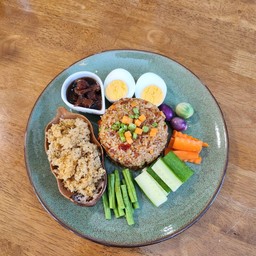 ข้าวผัดน้ำพริกลงเรือ