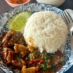 กะเพราหมูตุ๋นพริกแห้ง