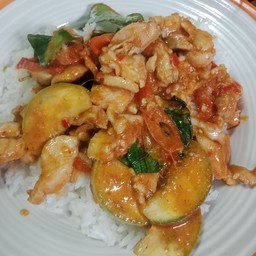 ผัดพริกแกงหมู ราดข้าว
