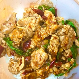 กะเพราหมูชิ้น (คอหมูสไลด์) ไข่ดาว