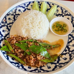 ข้าวพริกแกงหมูสับ