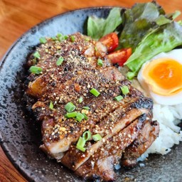 ข้าวด้ง ไก่ย่างถ่าน ซอสแจ่ว