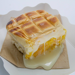 ปังไส้ทะลัก เนยนม น้ำตาล (1ชิ้น)