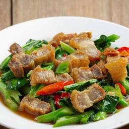 คะน้าหมูกรอบกับข้าว