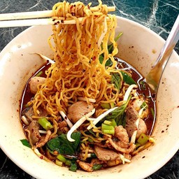 เส้นบะหมี่เหลือง หมู