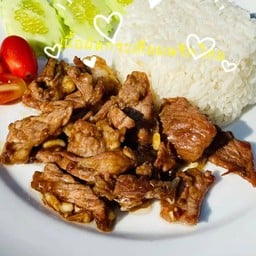 เนื้อกระเทียมพริกไทยราดข้าว