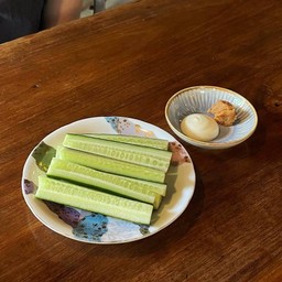 แตงกวาญี่ปุ่นเสิร์ฟกับมิโซะและมายองเนส