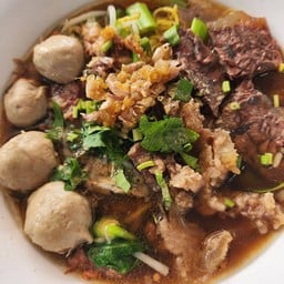 แซ่บเลย ซอยโรงแรมรอยัลอินน์ ตรงข้ามมะกัน