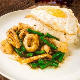 ข้าวราดผัดพริกแกงปลาหมึก