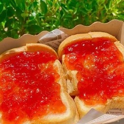 ขนมปังปิ้งแยมสตอเบอร์รี่ คู่ละ