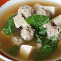 แกงจืดเต้าหู้หมูสับใบกะเพรา