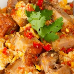 [อร่อยซ่ากับโค้ก] หมูกรอบผัดซอสสุกี้ราดข้าว (แถมน้ำซุป) +  โค้ก ออริจินัล (ขวด)