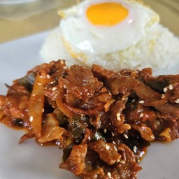 ข้าวหมูผัดกิมจิ ไข่ดาวไม่สุก