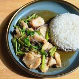 ข้าวราดปลากระพงผัดขึ้นฉ่าย