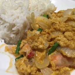 หมูผัดผงกะหรี่ราดข้าว
