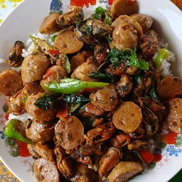 กระเพราลูกชิ้นเนื้อหอยแมลงภู่ราดข้าว