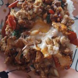 ผัดกะเพราไข่ราดข้าว