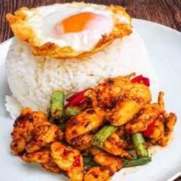 ข้าวราดผัดพริกแกงไก่