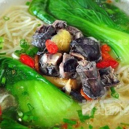 乌鸡面 ก๋วยเตี๋ยวไก่ดำ