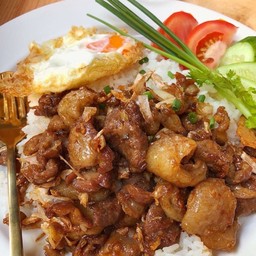 ข้าวหมูทอดกระเทียม (หมูชิ้น)