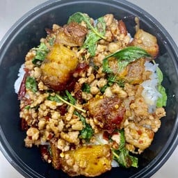 กะเพราหมูสับ+หมูกรอบพริกแห้ง ราดข้าว