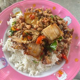 กระเพราหมูสับ หมูกรอบ