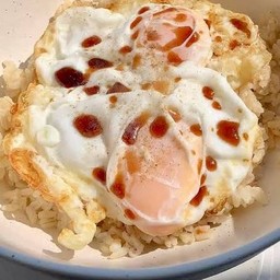 ข้าวไข่ดาว (2ฟอง) + ซอส