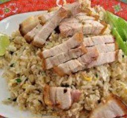 ข้าวผัดหมูกรอบ