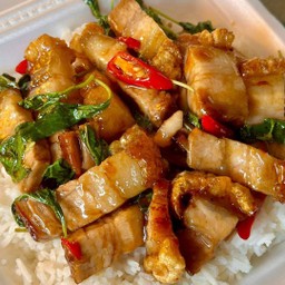 พริกแกงถั่วฝักยาวหมูกรอบ