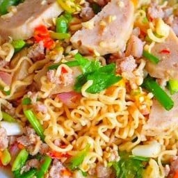 ยำมาม่า(หมูสับ หมูยอ กุ้ง ปลาหมึก)