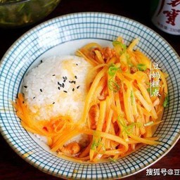 土豆肉丝饭 ผัดมันฝรั่งหมูฝอยราดข้าว