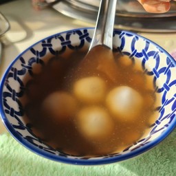 Black sesame dumpling in ginger tea