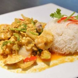 ไก่ผัดผงกะหรี่ราดข้าว