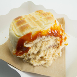 ปังไส้ทะลัก หมูหยอง พริกเผา (1ชิ้น)