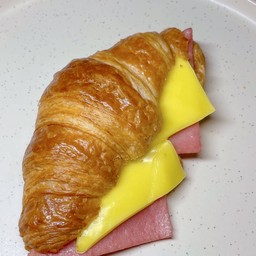 ครัวซองต์แฮมชีส